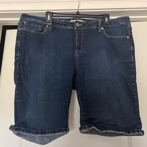 TORRID SANDED RINSE BERMUDA SHORTS SIZE 20